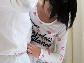 試着室でアパレル店員にわざと勃起したチ●ポを見せて「手コキだけでも･･･？」とお願いしたら、どんな結末が･･･！？4時間　サンプル画像17